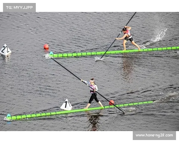 独竹漂民族传统体育赛在广西河池举行，五省区近百人参赛